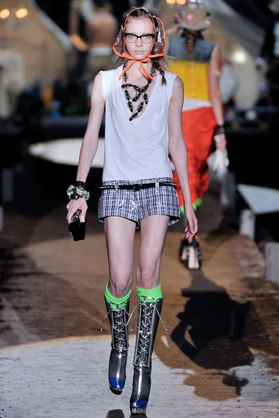 Look 18